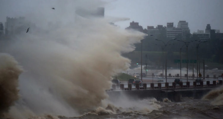 Fuertes vientos por ciclón subtropical Yakecan golpean las costas de Uruguay: hay al menos un muerto