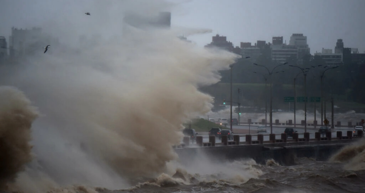 Fuertes vientos por ciclón subtropical Yakecan golpean las costas de Uruguay: hay al menos un muerto