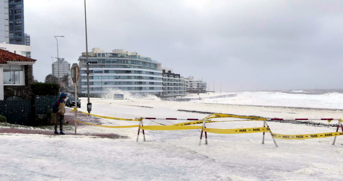 Fuertes vientos por ciclón subtropical Yakecan golpean las costas de Uruguay: hay al menos un muerto