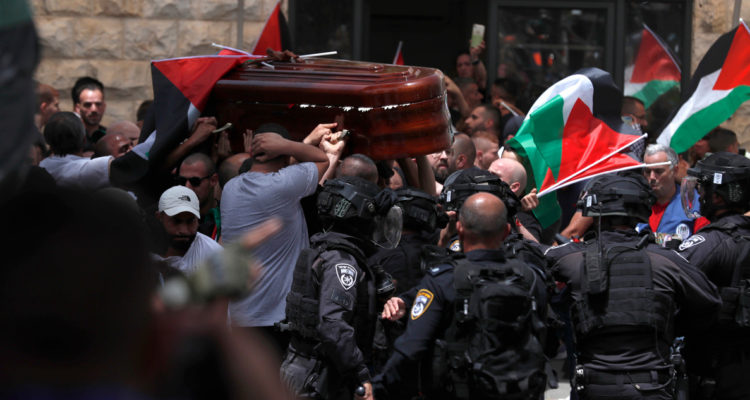 Captura del momento en que policías israelíes cargan contra los portadores del féretro de la periodista asesinada.