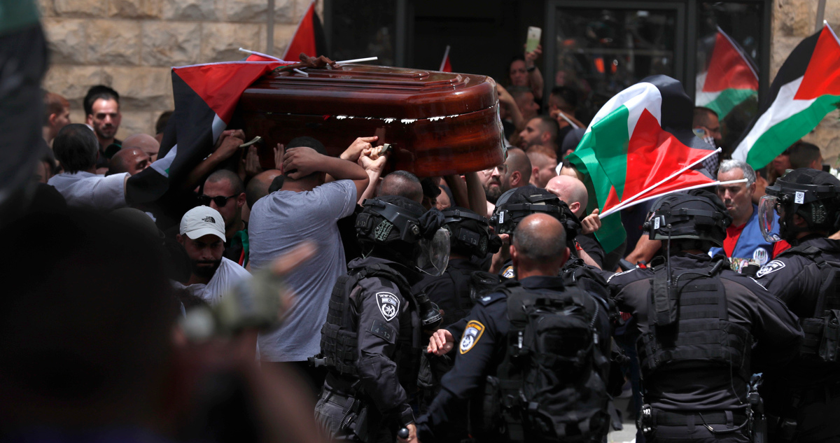 Captura del momento en que policías israelíes cargan contra los portadores del féretro de la periodista asesinada.
