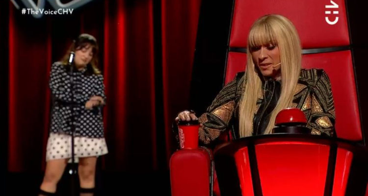 La cantante Gabriela Arcos en The Voice Chile.