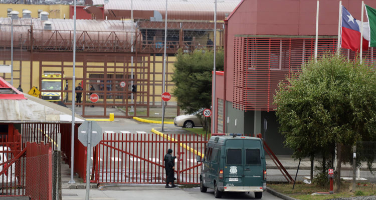 Gendarmes de cárcel de Puerto Montt cumplen una semana movilizados pidiendo mayor seguridad