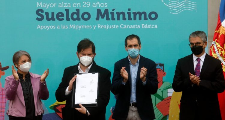 El escenario que tendría que ocurrir para que sueldo mínimo llegue a $410 mil en ocho meses más