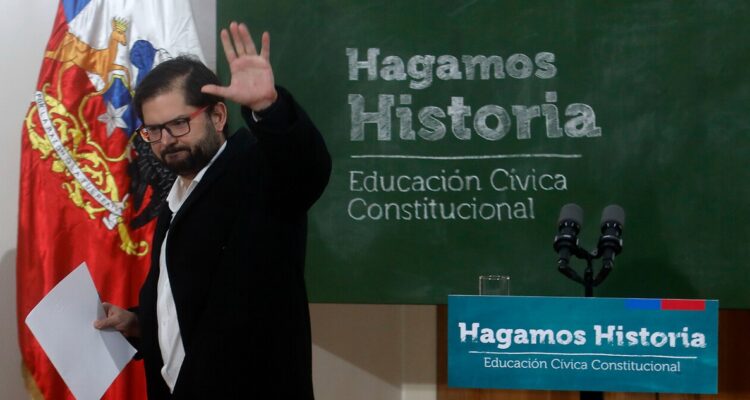 El presidente Gabriel Boric presentando la campaña informativa para el plebiscito de salida.