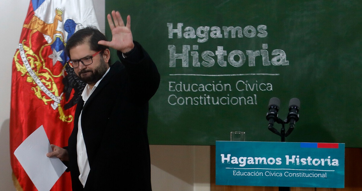 El presidente Gabriel Boric presentando la campaña informativa para el plebiscito de salida.