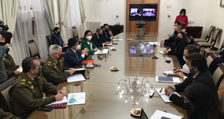 Gobierno evita confirmar extensión de Estado de Excepción tras cita con FFAA y policías en La Moneda