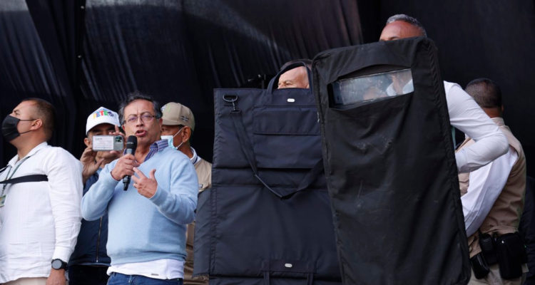 Guardaespaldas protegen al candidato presidencial colombiano Gustavo Petro.