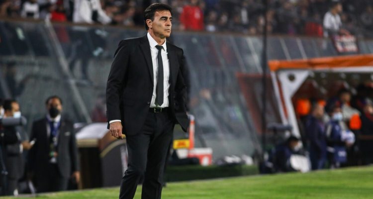 Gustavo Quinteros dirigiendo a Colo Colo.