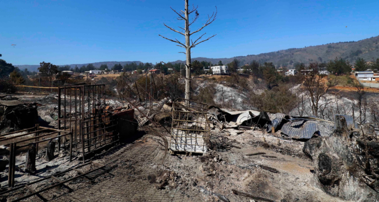 Vecinos damnificados por incendio en Laguna Verde solicitan viviendas prometidas y acusan abandono