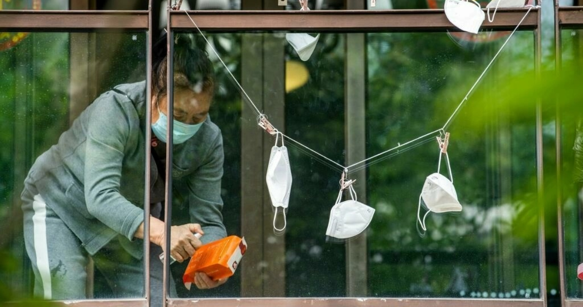 Habitantes de Shanghái son obligados a salir de la ciudad debido a la lucha contra la covid-19