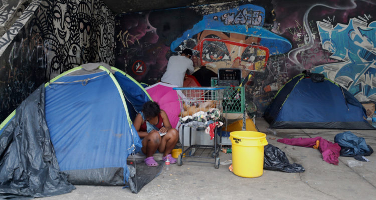 Varias personas en condición de calle viven en carpas instaladas, en Sao Paulo (Brasil).