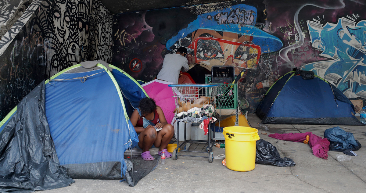 Varias personas en condición de calle viven en carpas instaladas, en Sao Paulo (Brasil).