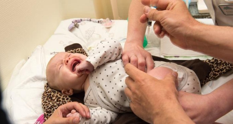 Un bebé recibe una vacuna contra la hepatitis B.