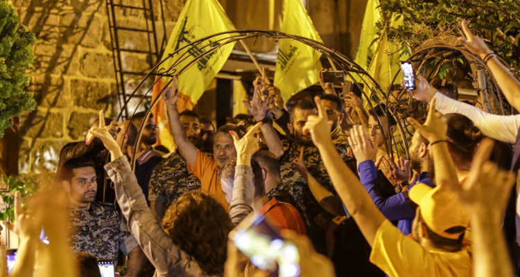Simpatizantes con banderas de Hezbolá se reúnen ante la casa de un candidato electoral al término de los comicios parlamentarios.