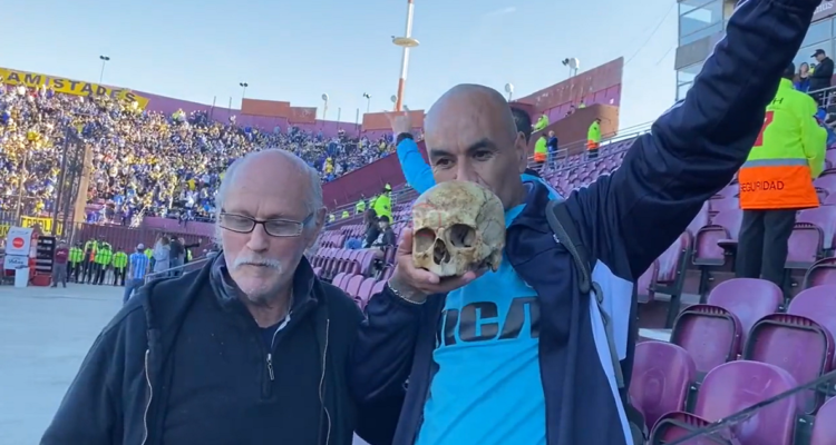 Hincha ingresó con el cráneo de su abuelo al partido de Racing vs Boca.