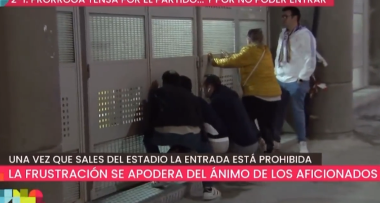 Hinchas del Real Madrid puertas afuera en el Santiago Bernabéu.