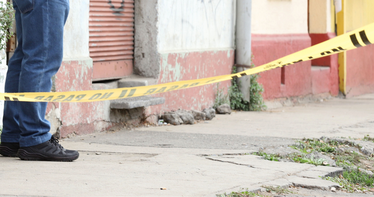 Hombre es hallado muerto en vía pública de San José de Mariquina: indagan causa de deceso