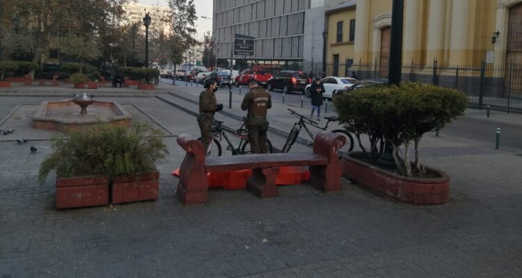 Indagan posible muerte por hipotermia en plaza de Santiago: habilitan albergues por Código Azul
