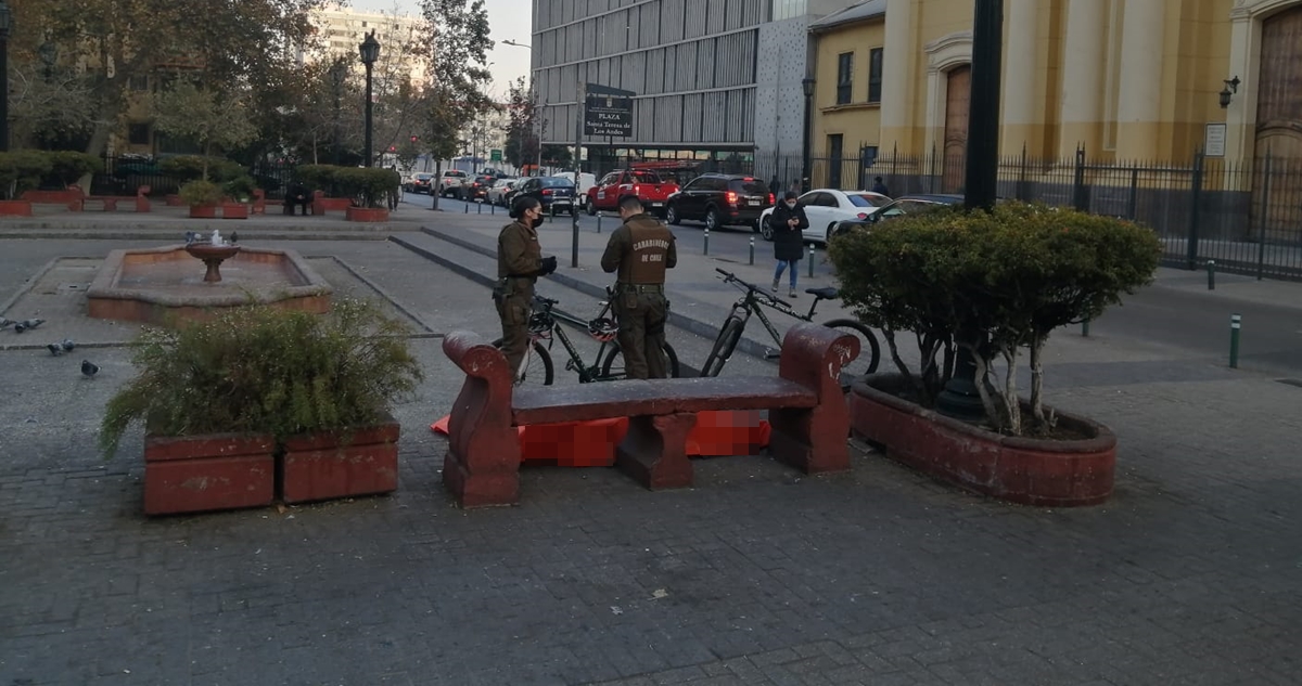 Indagan posible muerte por hipotermia en plaza de Santiago: habilitan albergues por Código Azul