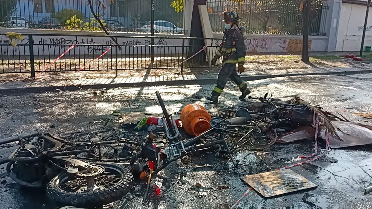 Nuevos incidentes en Liceo Barros Borgoño y en INBA: en uno atacaron bus y en otro quemaron furgón