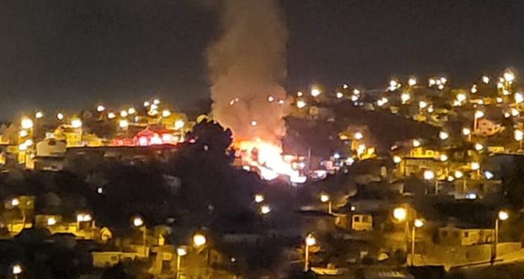 Incendio destruyó dos casas en Viña del Mar dejando a 12 personas damnificadas