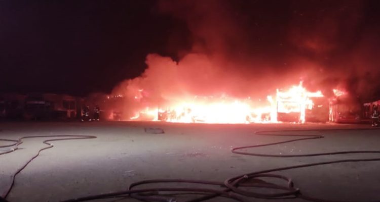 Investigan intencionalidad en incendio que destruyó 19 buses del transporte público en Maipú