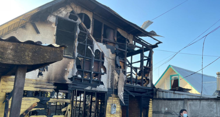 Incendio consume vivienda en Angol.