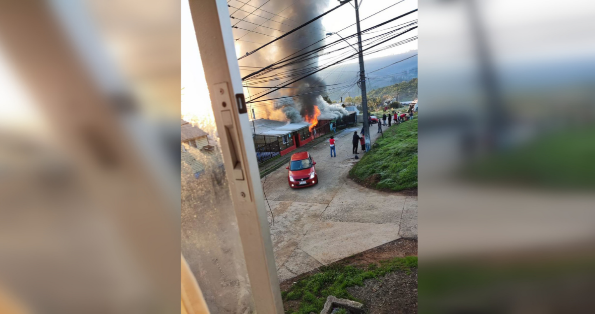 incendio-en-coronel-dejo-a-una-persona-fallecida-siniestro-en-lota-con-propagacion-a-una-segunda-vivienda-cinco-companias-de-bomberos-se-encuentran-en-el-lugar-region-del-bio-bio.png