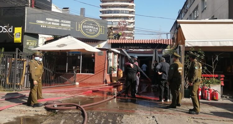 Bomberos controla incendio que afectó a local de comida en Providencia