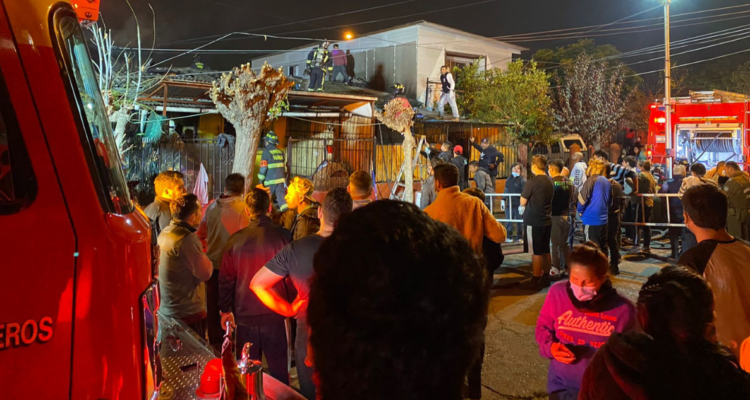 Tres casas afectadas deja incendio en Ñuñoa.