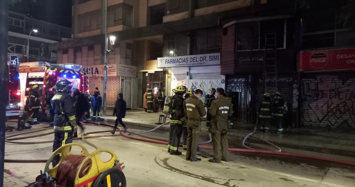Incendio afecta a panadería en el centro de Valparaíso.