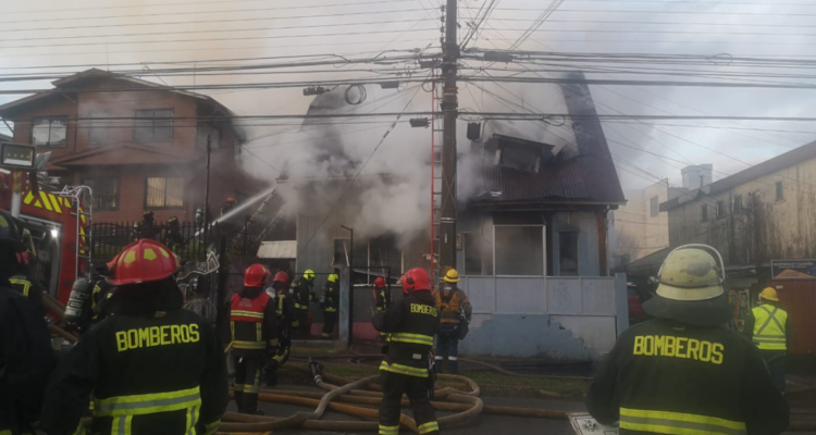 Una persona saltó desde el segundo piso de vivienda para escapar de incendio en Valdivia.