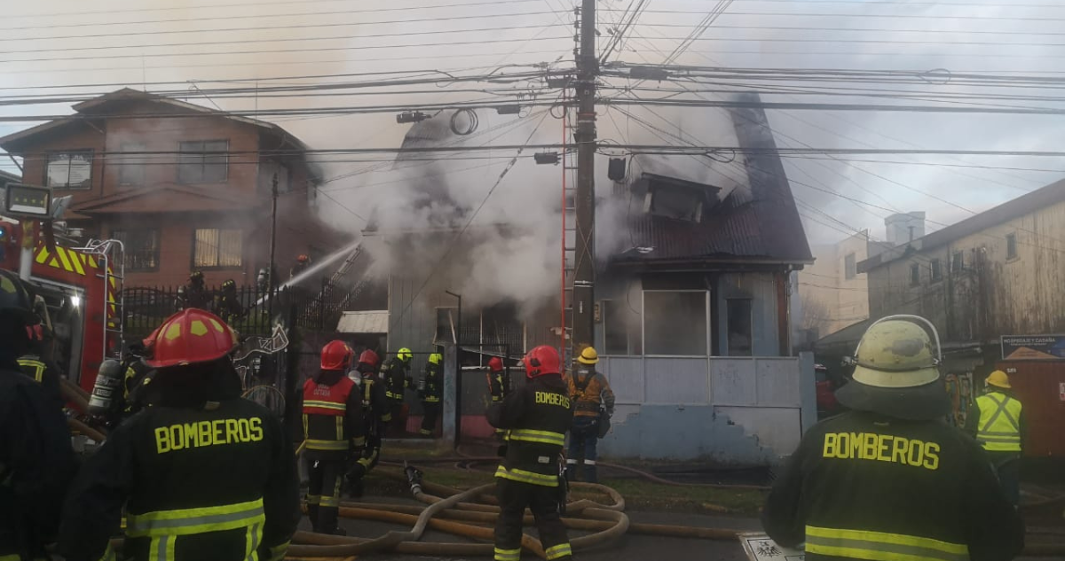 Una persona saltó desde el segundo piso de vivienda para escapar de incendio en Valdivia.