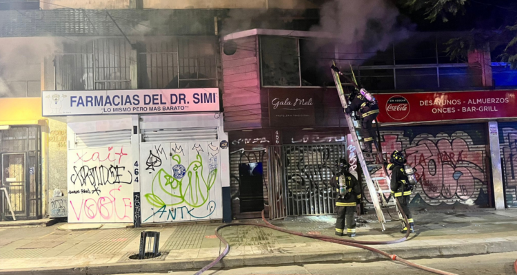 Incendio afecta a panadería en pleno centro de Valparaíso.