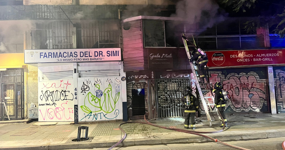 Incendio afecta a panadería en pleno centro de Valparaíso.