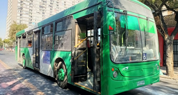 Nuevos incidentes en Liceo Barros Borgoño: intentan quemar dos buses del Transantiago