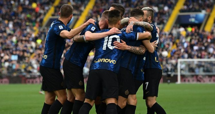 Inter venció a Udinese y sigue peleando el título en Serie A