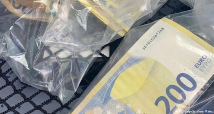 Investigan “lluvia de billetes” en ciudad alemana: vecinos los juntaron y entregaron a la policía