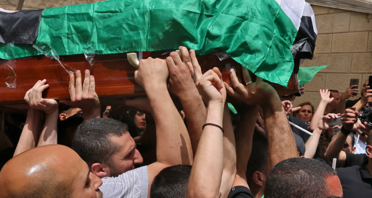 Amro Abu Khudeir (con camiseta gris) porta el féretro de la periodista de la cadena Al Jazeera Shireen Abu Akleh.