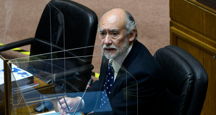 Senador Iván Flores