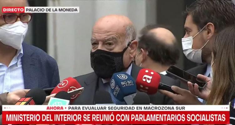 El senador José Miguel Insulza en medio de su punto de prensa.
