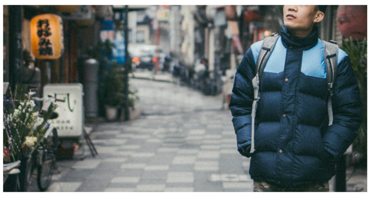 japones caminando por la calle