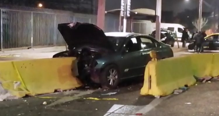 Joven muere en La Florida tras chocar su auto con barreras de cemento en La Florida