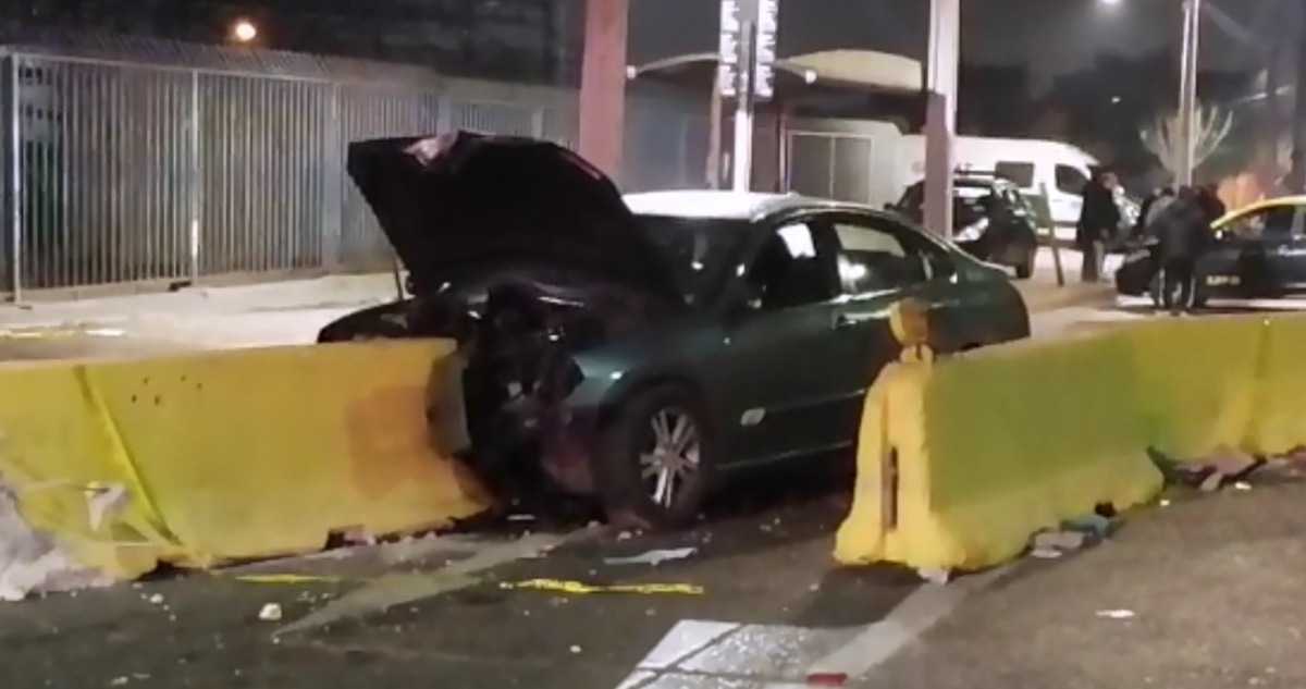 Joven muere en La Florida tras chocar su auto con barreras de cemento en La Florida