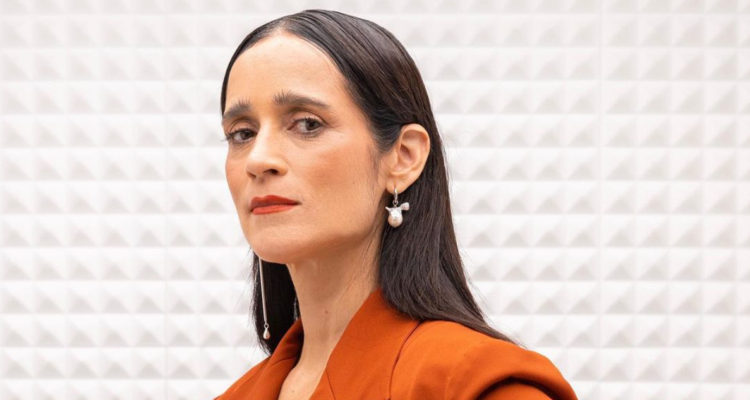 La cantante Julieta Venegas mira seria a la cámara. La artista tuvo que suspender su concierto en Chile.