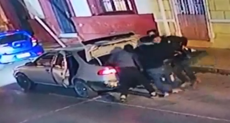 Captan a ladrones robando una moto en La Serena: intentaron meterla en el maletero de un auto