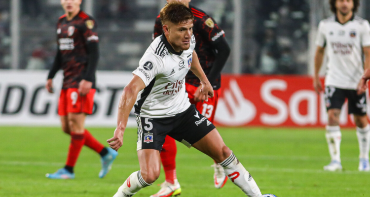 Leonardo Gil jugando Copa Libertadores con Colo Colo.