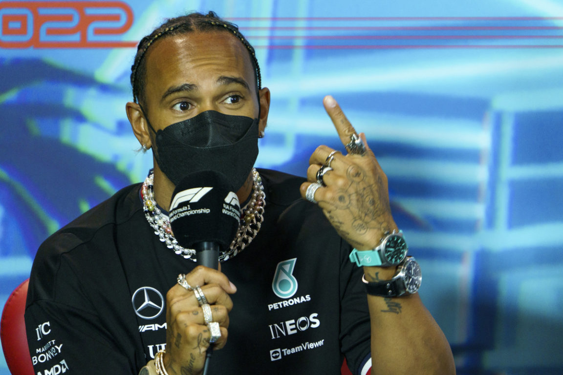 Lewis Hamilton lució una decena de joyas en conferencia de prensa.