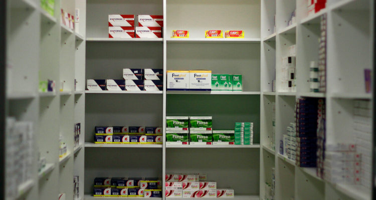 Expertos apuntan a Ley Cenabast tras informe de precio de medicamentos que venden laboratorios
